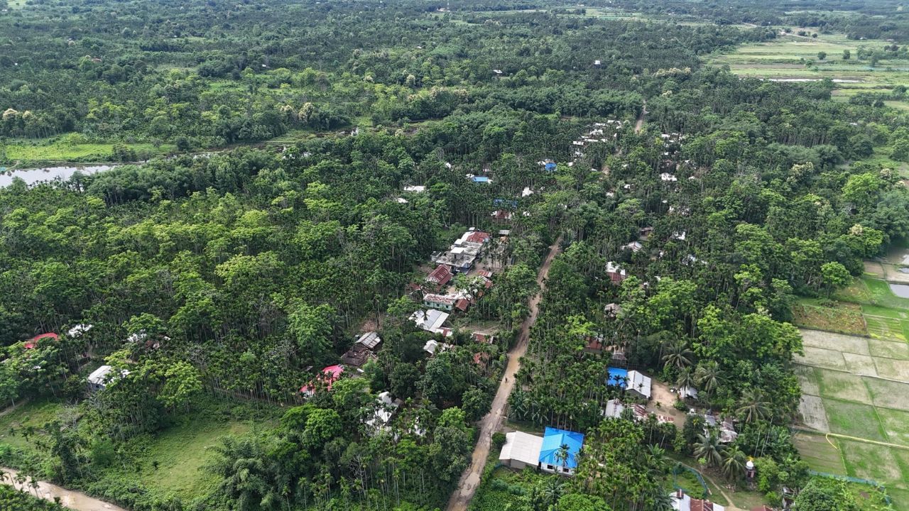 প্রশাসনে জনোৱা মতে, সীমান্তৰ ৩০ খনতকৈ অধিক গাঁৱত তিনি হাজাৰ বিঘাতকৈ অধিক ভূমিত উচ্ছেদ অভিযান চলোৱা হ’ব। সেই অনুসৰি ২৯ জুলাইৰ পূৰ্বে সেই স্থান খালী কৰিবলৈ বেদখলকাৰীসকলক নিৰ্দেশ দিয়া হৈছিল। প্ৰশাসনৰ জাননী লাভ কৰাৰ পিছতে অঞ্চলটোত অবৈধভাৱে বাস কৰি থকা বহু লোক টালি-টোপোলা বান্ধি গাড়ীৰে উৰিয়ামঘাটৰ পৰা সৰুপথাৰৰ মূল পথেৰে সেই স্থান ত্যাগ কৰা পৰিলক্ষিত হৈছিল।