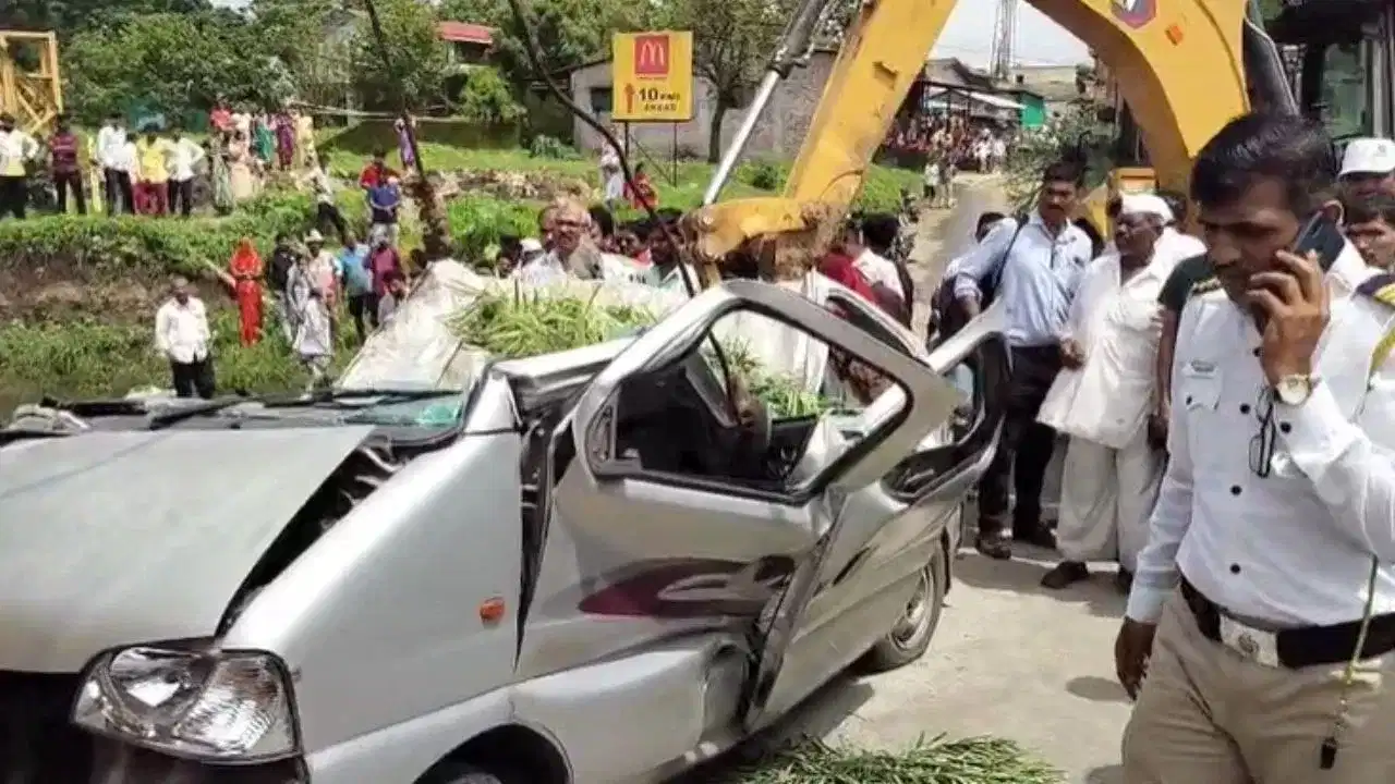 বাহনৰ ওপৰত বাগৰি পৰিল চিমেন্ট ভৰ্তি কন্টেইনাৰ, প্ৰাণ হেৰুৱালে ৪ ভক্তই...
