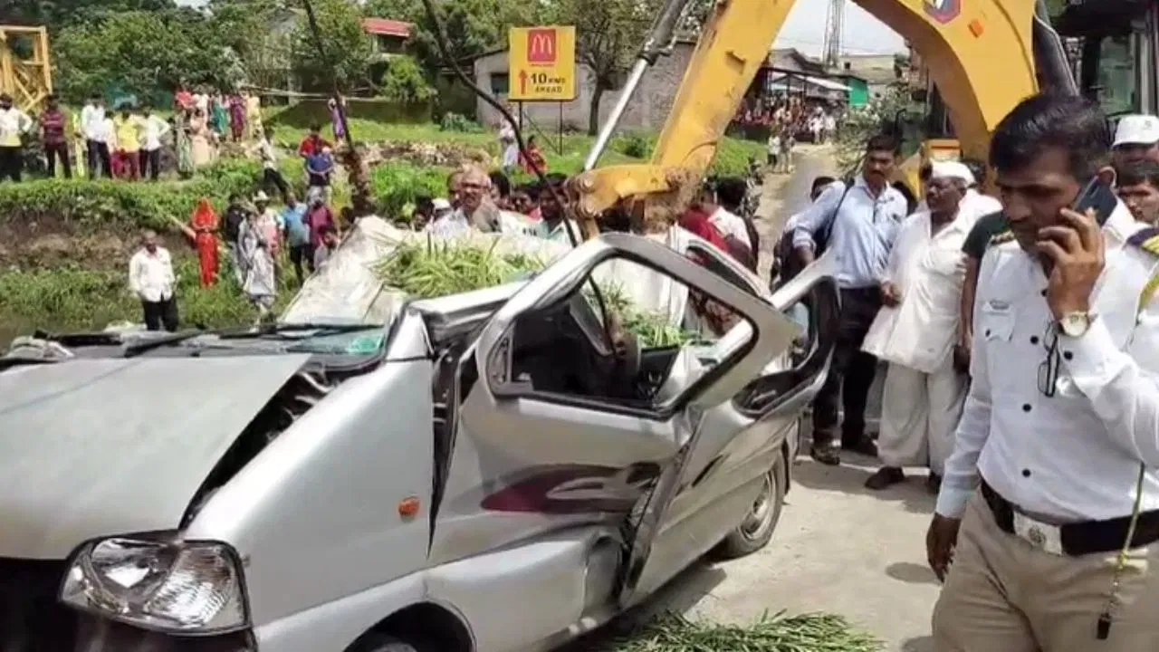 বাহনৰ ওপৰত বাগৰি পৰিল চিমেন্ট ভৰ্তি কন্টেইনাৰ, প্ৰাণ হেৰুৱালে ৪ ভক্তই…
