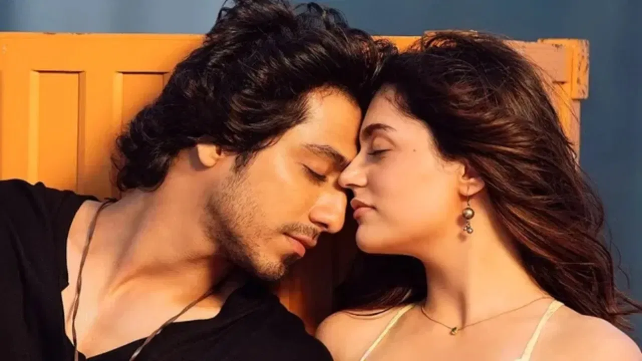 ভাৰতীয় চিনেমাৰ ইতিহাসৰ সৰ্বাধিক উপাৰ্জনকাৰী প্ৰেম কাহিনীৰ ছবি হিচাপে পৰিগণিত হৈছে আহান পাণ্ডে আৰু অনিত পদ্দাৰ ‘saiyaara’। ইয়াৰ পূৰ্বেও বহু প্ৰেম কাহিনীৰ ছবিয়ে বক্স অফিচত আলোড়নৰ সৃষ্টি কৰিছিল।