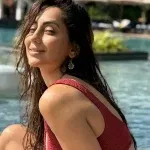 অনুষা দণ্ডেকৰে এতিয়াও অবিৰতভাৱে কাম কৰি আছে। অৱশ্যে কামতকৈ প্ৰেম জীৱনৰ বাবেহে বেছিকৈ বাতৰিৰ শিৰোনাম দখল কৰিছে। খবৰ অনুসৰি অভিনেত্ৰীগৰাকীৰ মাজত পুনৰ সম্পৰ্কত আছে। অৱশ্যে ইয়াৰ পূৰ্বে টিভি অভিনেতা কৰণ কুন্দ্ৰৰ লগত ডেটিং কৰিছিল। দুয়োজনে একেলগে এমটিভিৰ এটা অনুষ্ঠানো আয়োজন কৰিছিল। কিন্তু পিছত দুয়োৰে মাজত বিচ্ছেদ হয়।