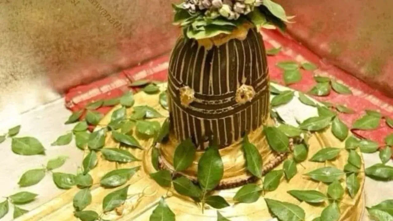 মহামৃত্যুঞ্জয় মন্ত্ৰ- ওম ত্ৰম্বকং যজামহে সুগন্ধি পুষ্টিৱৰ্ধনম। উৰ্ৱৰুকমিব বন্ধন মৃত্যোৰ্মুখীয় মমৃত। এই মন্ত্ৰৰ অৰ্থ হ'ল "আমি ত্ৰিনয়ন, সুগন্ধিত আৰু পালন কৰা ভগৱান শিৱক পূজা কৰো। যেনেকৈ ফল কোনো বন্ধন নোহোৱাকৈ গছৰ পৰা বিচ্ছিন্ন হয়, তেনেকৈ মৃত্যুৰ বন্ধনৰ পৰাও মুক্ত হওক, অমৰত্ব লাভ হওক।" মৃত্যুৰ পৰা ৰক্ষা পোৱাৰ বাবে আৰু দীৰ্ঘায়ু আৰু সুস্বাস্থ্যৰ বাবে মহামৃত্যুঞ্জয় মন্ত্ৰ জপ কৰা হয়।