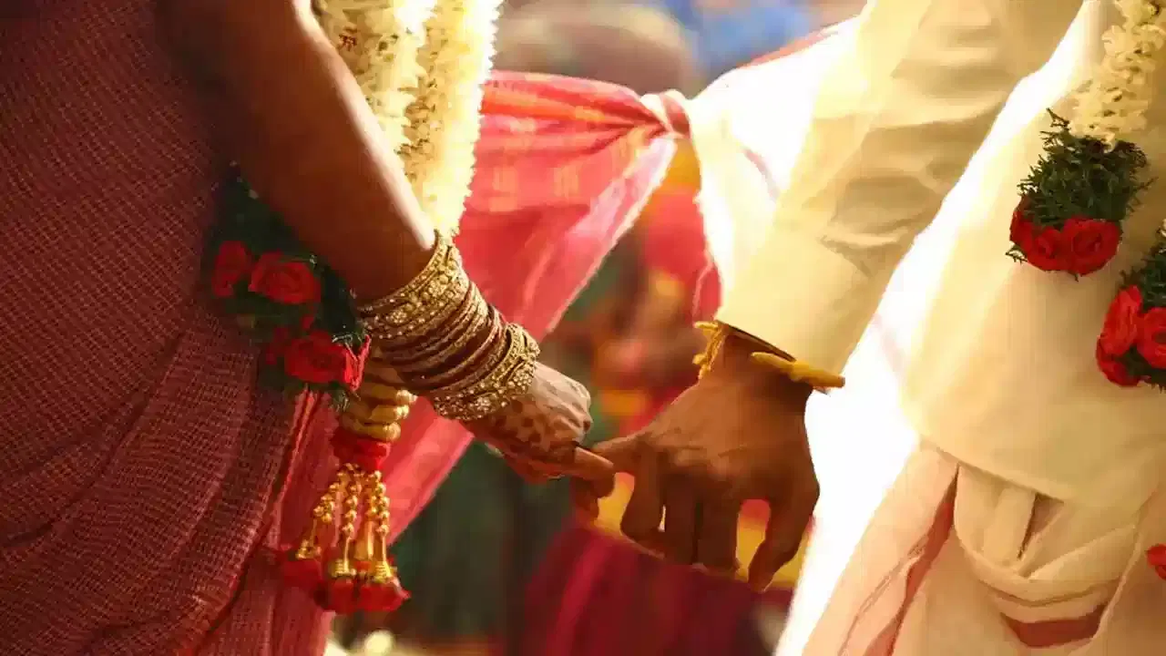 ৬ বছৰীয়া শিশুৰ সৈতে বিয়াত বহিল ৪৫ বছৰীয়া ব্যক্তি! তালিবানে ক’লে ৯ বছৰ নোহোৱালৈ…. ৬ বছৰীয়া শিশুৰ সৈতে বিয়াত বহিল ৪৫ বছৰীয়া ব্যক্তি! তালিবানে ক’লে ৯ বছৰ নোহোৱালৈ….