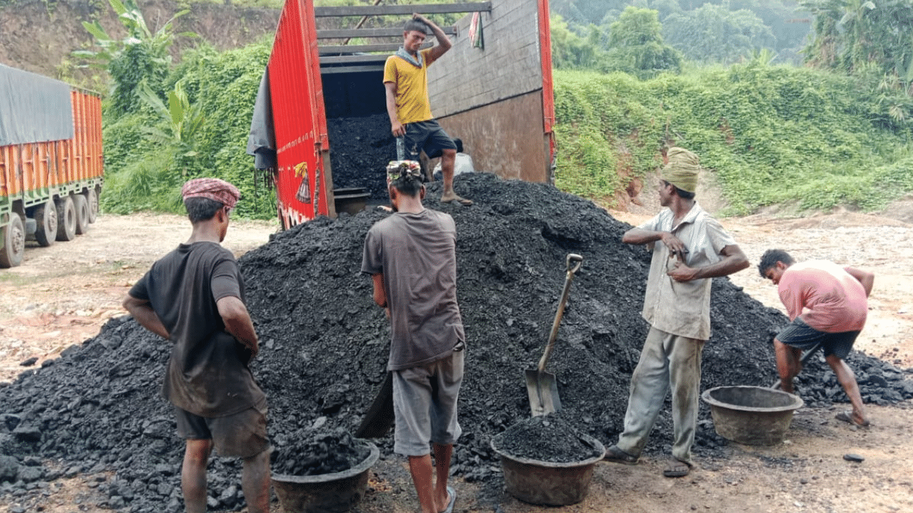 নচলিব গুণ্ডা কৰ! সম্পূৰ্ণ বৈধভাৱে আৰম্ভ হ’ল কয়লা ব্যৱসায়… নচলিব গুণ্ডা কৰ! সম্পূৰ্ণ বৈধভাৱে আৰম্ভ হ’ল কয়লা ব্যৱসায়…