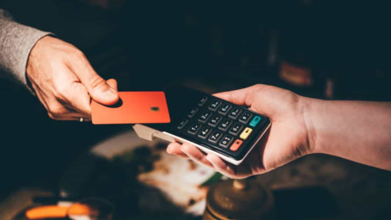 ক্ৰেডিট কাৰ্ডত চলিছে বহু ভাৰতীয়ৰ জীৱন, মাহে ৫০ হাজাৰতকৈ কম উপাৰ্জন কৰা ৯৩% ই চলে ক্ৰেডিট কাৰ্ডেৰে