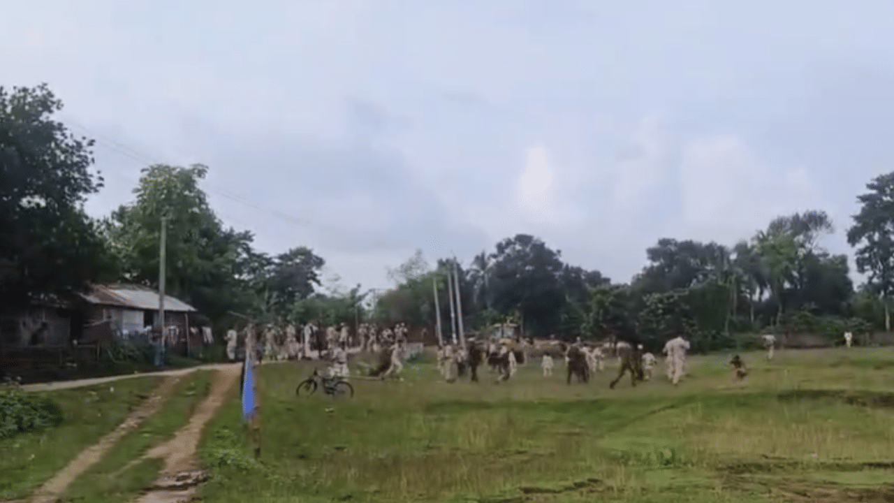 কৃষ্ণাইৰ পাইকানত ডাঙৰ ঘটনা! বন বিভাগৰ লোকক আক্ৰমণ উচ্ছেদিতৰ, গুলীচালনাত নিহত ১, আহত কেইবাজন… কৃষ্ণাইৰ পাইকানত ডাঙৰ ঘটনা! বন বিভাগৰ লোকক আক্ৰমণ উচ্ছেদিতৰ, গুলীচালনাত নিহত ১, আহত কেইবাজন…