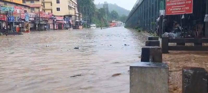 ইফালে যোৰাবাটত দেখা গ'ল কৃত্ৰিম বানৰ ভয়াৱহ ৰূপ। পাহাৰৰ পৰা নামি অহা পানীৰ ধলে বুৰাই পেলালে ঘাইপথ।