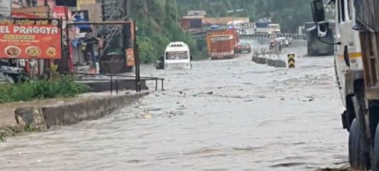 তাৰ পিছত জনতাৰ মাজত হাহাকাৰ। পানীৰ ফলত ঘাইপথত তীব্ৰ যানজঁটৰ সৃষ্টি হয়।