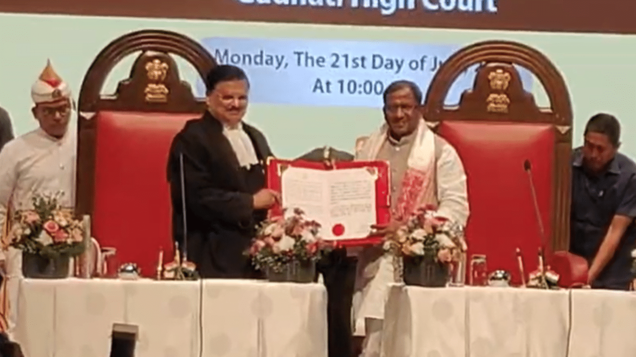 ৰাষ্ট্ৰপতিৰ অনুমোদনৰ পিছত এই নিযুক্তি সম্পৰ্কীয় অধিসূচনা জাৰি কৰা হয়। সেই অনুসৰি আজি শপত গ্ৰহণ কৰে ন্যায়াধীশগৰাকীয়ে। মুঠ ৫ খনকৈ উচ্চ ন্যায়ালয়ৰ মুখ্য ন্যায়াধীশ নিযুক্তি দিছিল ৰাষ্ট্ৰপতিয়ে।