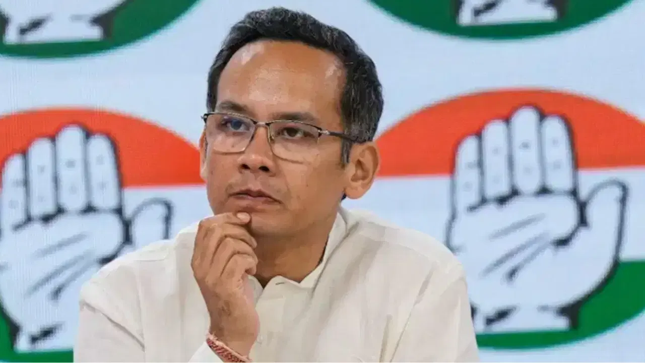 লগতে ৩ গগৈ প্ৰসংগত মুখ্যমন্ত্ৰীৰ মন্তব্যৰ প্ৰতিক্ৰিয়া প্ৰকাশ কৰি গৌৰৱ গগৈয়ে কয়, " মুখ্যমন্ত্ৰীয়ে প্ৰতিদিনাই ইমান কথা কৈ থাকে সকলো কথা মনত ৰাখিব নোৱাৰি। সেয়ে তেওঁৰ কিছুমান কথা এৰাই (স্ক্ৰীপট কৰো) চলো।"