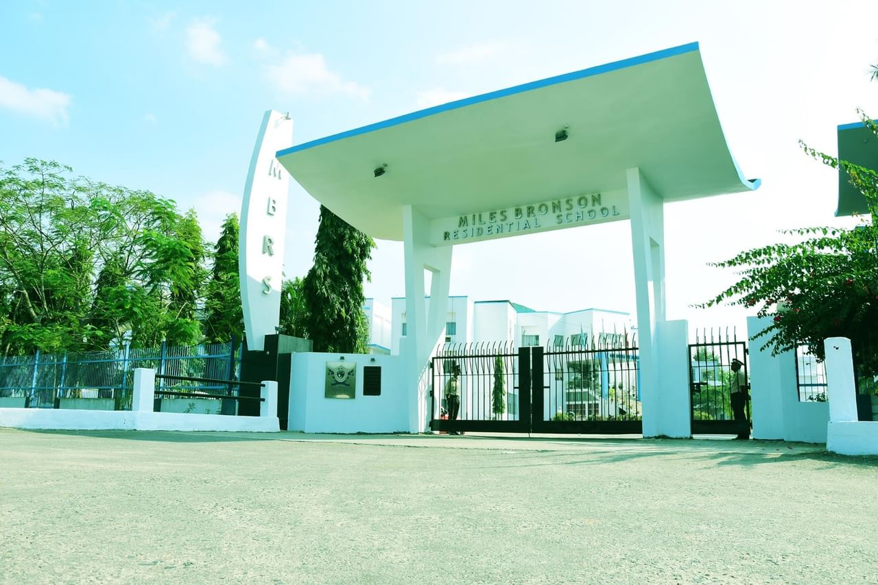 আজাৰা স্থিত Miles Bronson Residential school ত সংঘটিত হৈছে এই ভয়ানক ঘটনা।গুৱাহাটীৰ এখন ব্যক্তিগত চিকিৎসালয়ত চিকিৎসাধীন হৈ আছে ছাত্ৰজন।