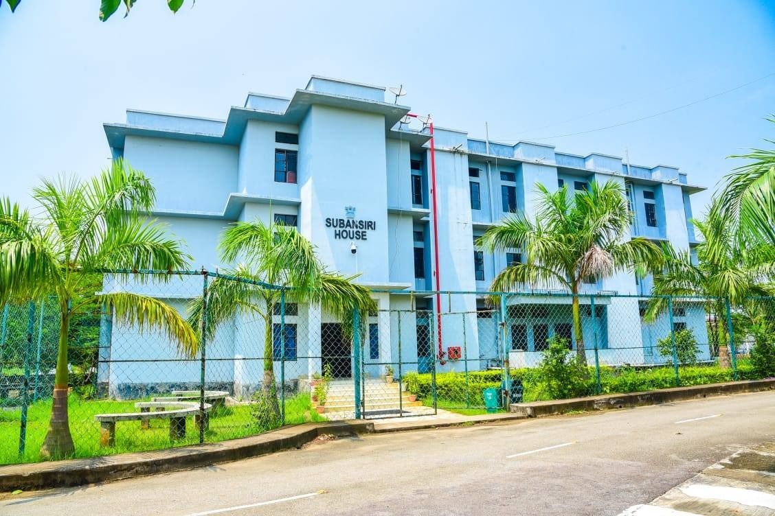 বিদ্যালয়খনৰ হোষ্টেলত থাকে ভুক্তভোগী ছাত্ৰজন । অৱশ্যে এই সন্দৰ্ভত মুখ খোলা নাই স্কুল কৰ্তৃপক্ষই।