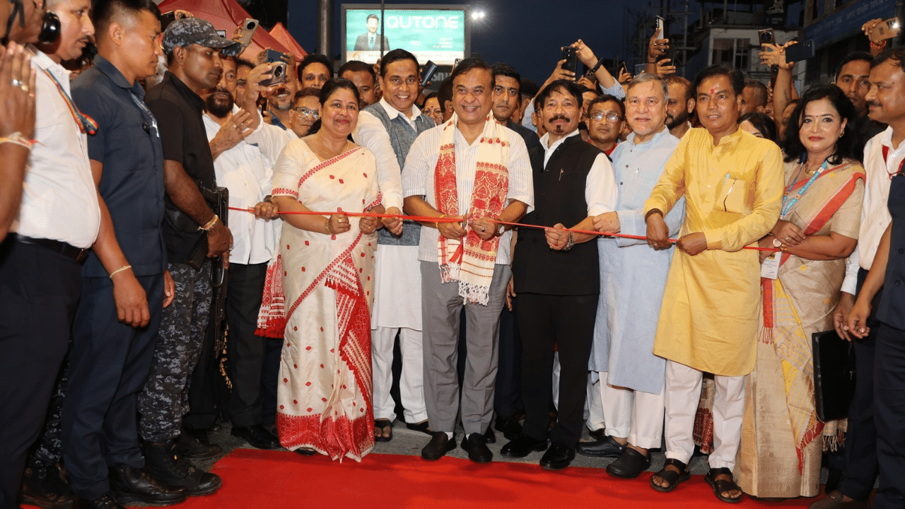 অৱশেষত ৰাইজৰ বাবে মুকলি হ'ল ভগদত্ত উৰণ সেতু-২। দেওবাৰে সন্ধিয়া প্ৰায় ৬ মান বজাত মুখ্যমন্ত্ৰী হিমন্ত বিশ্ব শৰ্মাই মুকলি কৰিলে ৰুক্মিণীগাঁৱৰ নৱনিৰ্মিত উৰণ সেতুখন। এই সময়চোৱাত মুখ্যমন্ত্ৰীৰ লগত মন্ত্ৰী অতুল বৰা, জয়ন্ত মল্লবৰুৱাৰ লগতে বহু বিশিষ্ট লোক উপস্থিত থাকে।