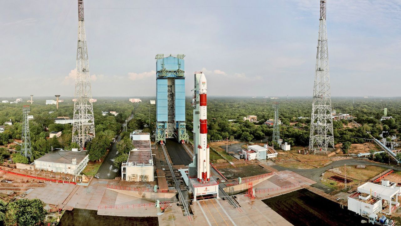 কিমান টকা দৰমহা লাভ কৰে ISRO ৰ এজন বিজ্ঞানীয়ে? নাছাৰ বিজ্ঞানীতকৈ কম নে বেছি?
