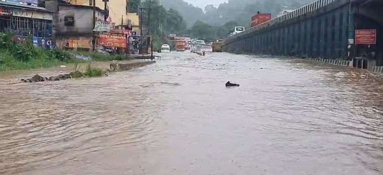 এজাক মাত্ৰ বৰষুণতে পুনৰ জলমগ্ন হ’ল গুৱাহাটী মহানগৰ। চৌদিশে কৃত্ৰিম বান। পানীত বুৰ গ'ল ২৭নং ৰাষ্ট্ৰীয় ঘাইপথ।
