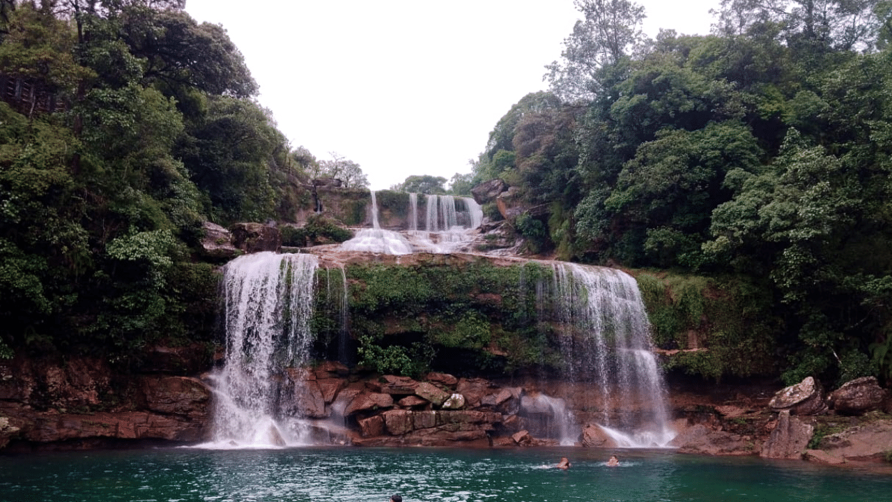 Lyngksiar Falls: লিংক্সিয়াৰ জলপ্ৰপাত চেৰাপুঞ্জীত অৱস্থিত। গুৱাহাটীৰ পৰা ১৩৮ কিলোমিটাৰ দূৰত থকা এই ঠাইলৈ যাবৰ বাবে আপোনক প্ৰায় ৪ ঘন্টা সময়ৰ প্ৰয়োজন হ'ব। ইয়াৰ ওচৰে পাজৰেও আৰু কেইবাটা জলপ্ৰপাত আৰু গুহা আছে। এই জলপ্ৰপাটোত উপস্থিত হ'বলৈ আপুনি ৪-৫ মিনিট সময় খোজ কাঢ়িব লাগিব।