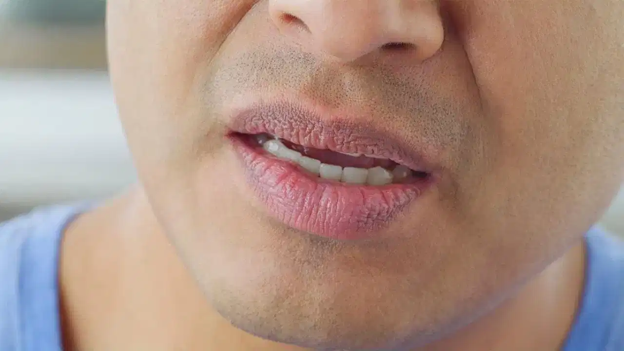 নিশা বাৰে বাৰে মুখ শুকাই যায় নেকি? হব পাৰে এই ৬টা ৰোগৰ কাৰণ... নিশা বাৰে বাৰে মুখ শুকাই যায় নেকি? হব পাৰে এই ৬টা ৰোগৰ কাৰণ...