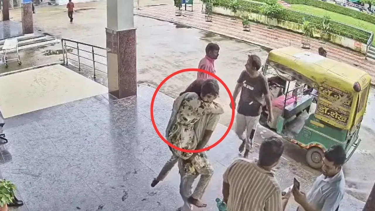 ৩ বছৰ ধৰি আছিল লিভ-ইনত! বেমাৰ হোৱাৰ পাছতেই হাস্পাতালত এৰি পলায়ন প্ৰেমিকৰ… ৩ বছৰ ধৰি আছিল লিভ-ইনত! বেমাৰ হোৱাৰ পাছতেই হাস্পাতালত এৰি পলায়ন প্ৰেমিকৰ…