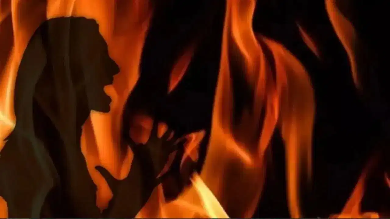 নৃশংস! ৩ যুৱকে জীৱন্তে জ্বলাই দিলে নাবালিকাক, তাৰ পিছত...