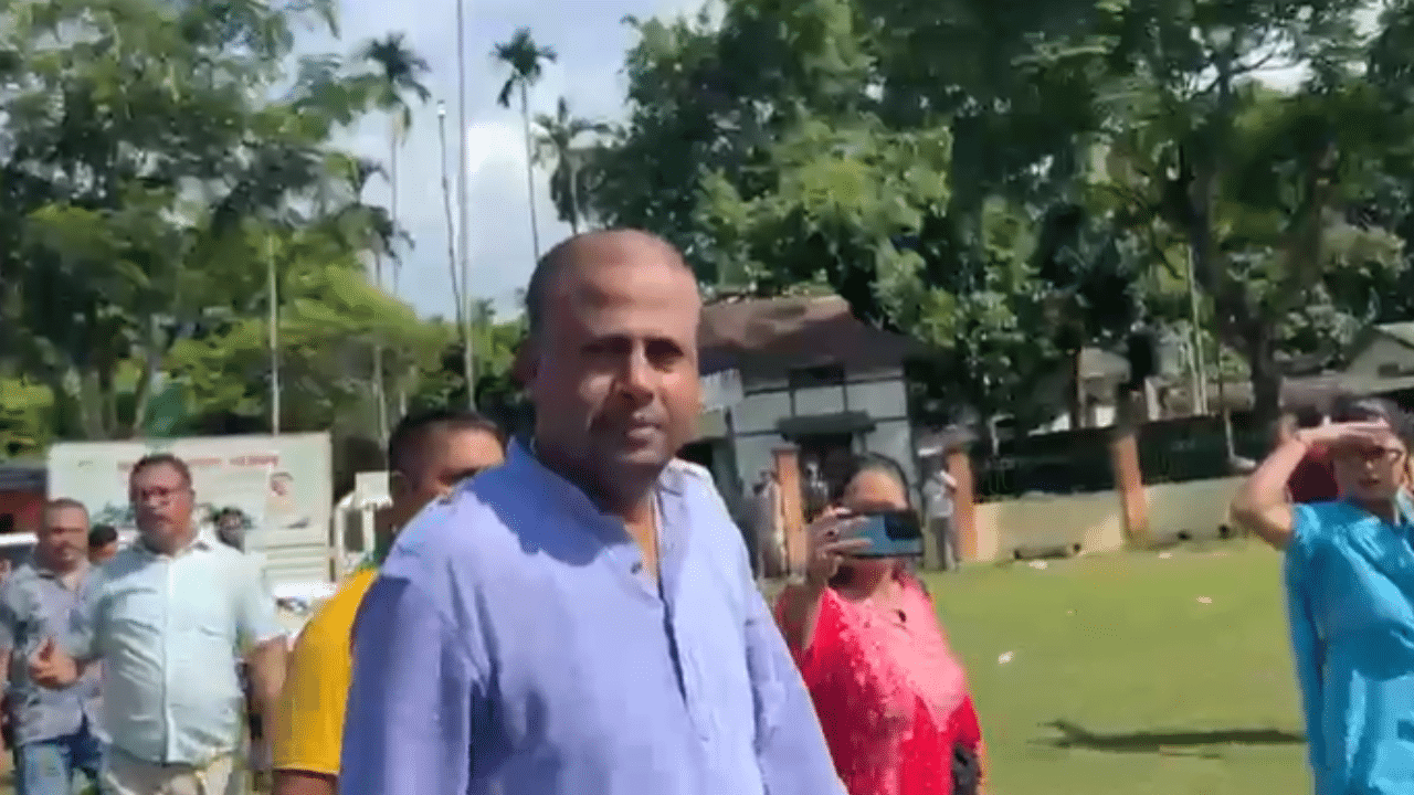 ৰাইজৰ ওচৰত আঁঠুকাঢ়ি ক্ষমা খুজিলে পংকজ পাঠকে, কাৰণ কি…