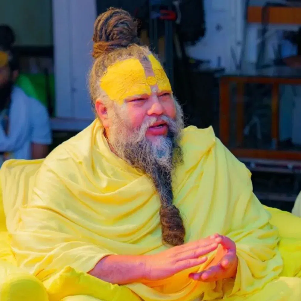 বৃন্দাবনৰ জনপ্ৰিয় আধ্যাত্মিক গুৰু প্ৰেমানন্দ মহাৰাজৰ ওচৰত প্ৰতিদিনে হাজাৰ হাজাৰ ভক্তৰ ভিৰ। তেওঁ নিজৰ আশ্ৰমত সকলোৰে সমস্যাৰ বুজ লয়। তেওঁ চেষ্টা কৰে যে সমস্যাবোৰৰ পৰা কেনেকৈ মুক্তি পাব পাৰি।
