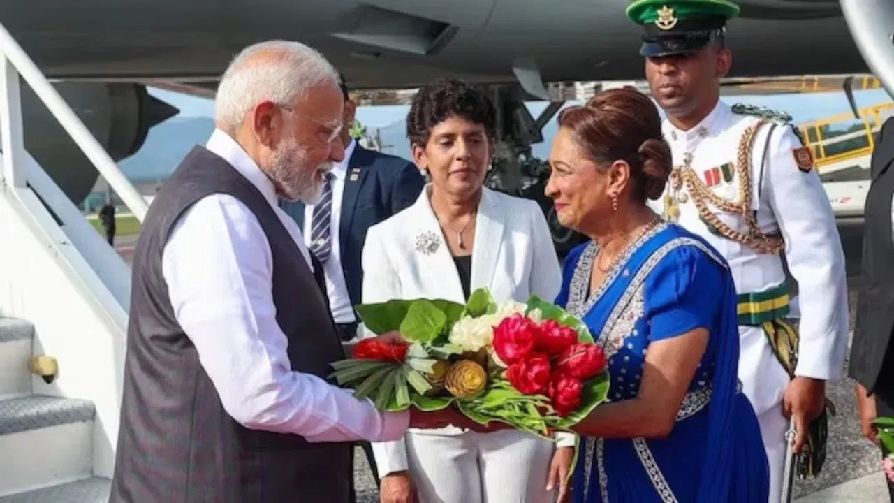 ট্ৰিনিদাদ এণ্ড ট’বাগোত উপস্থিত নৰেন্দ্ৰ মোদী, ভাৰতীয় সাজ পিন্ধি আদৰণি জনালে দেশখনৰ প্ৰধানমন্ত্ৰীয়ে… ট্ৰিনিদাদ এণ্ড ট’বাগোত উপস্থিত নৰেন্দ্ৰ মোদী, ভাৰতীয় সাজ পিন্ধি আদৰণি জনালে দেশখনৰ প্ৰধানমন্ত্ৰীয়ে…