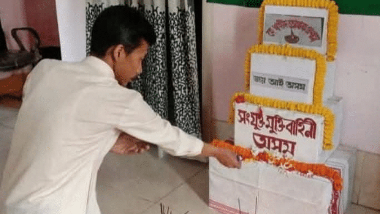 উল্লেখ কৰা প্ৰয়োজন যে, ইয়াৰ পূৰ্বেও আলফা (স্বা)ৰ সমৰ্থনত পোষ্ট দি বহু যুৱক গ্ৰেপ্তাৰ হৈছে। ইফালে অসম আৰক্ষীয়ে ইয়াৰ বিৰুদ্ধে ব্যৱস্থা গ্ৰহণ কৰি আহিছে। বৰ্তমান ঘটনা সন্দৰ্ভত তদন্ত অব্যাহত আছে।