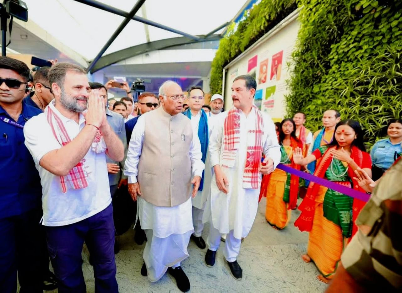 গুৱাহাটীত উপস্থিত হৈছে কংগ্ৰেছ নেতা ৰাহুল গান্ধী আৰু মল্লিকাৰ্জুন খাৰ্গে । বৰঝাৰত আদৰণি জনায় APCCৰ সভাপতি গৌৰৱ গগৈয়ে। ৰাহুল গান্ধী আৰু মল্লিকাৰ্জুন খাৰ্গেৰ আগমনক লৈ বৰঝাৰ বিমান বন্দৰত উখল মাখল পৰিবেশ ।