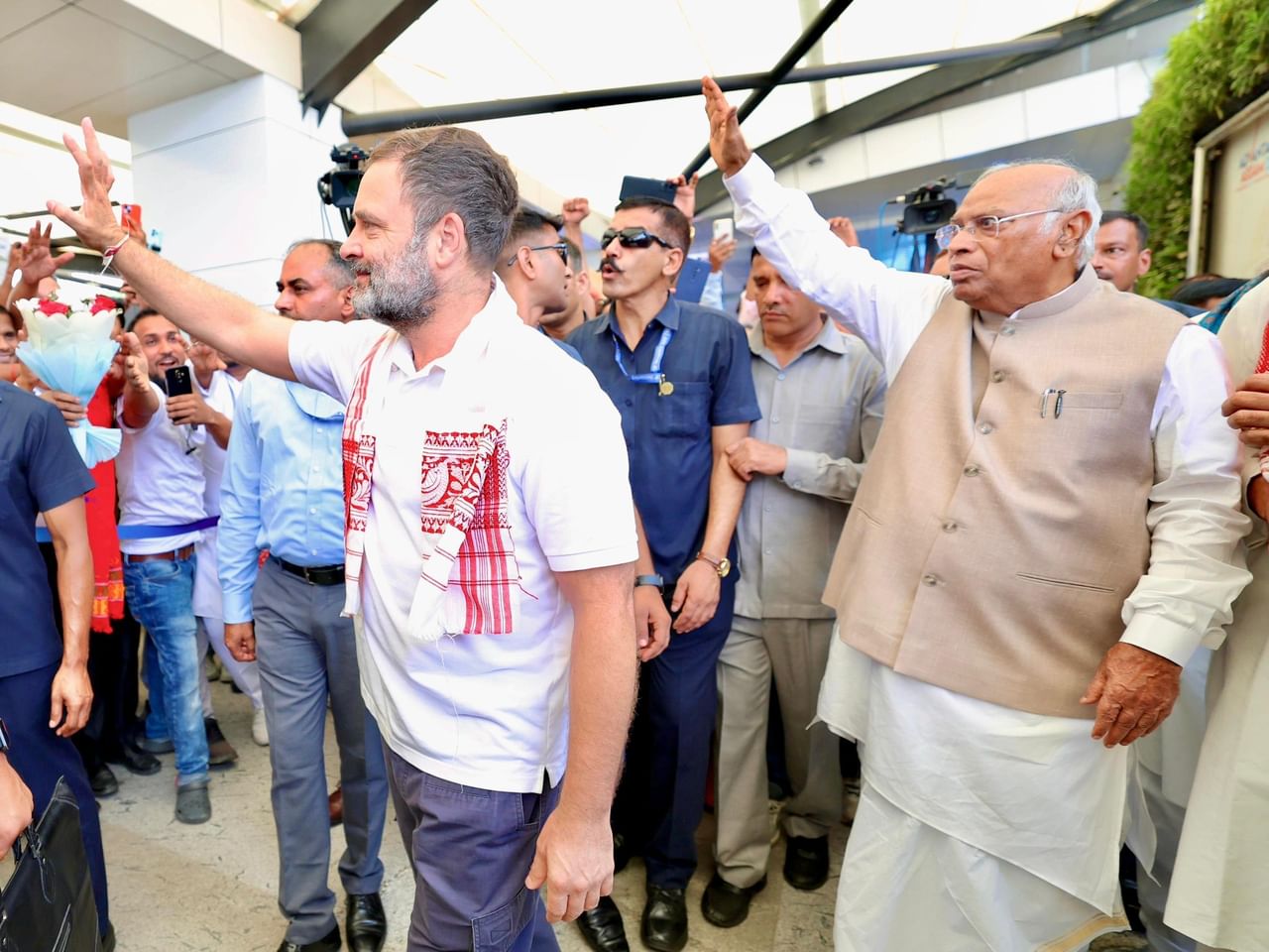 অসমীয়াৰ স্বাভিমান গামোচাৰে আদৰণি জনোৱা হল কংগ্ৰেছৰ শীৰ্ষ নেতা দুগৰাকীক। জাতি-জনগোষ্ঠীয় গীত-নৃত্যৰে আদৰা হ'ল ৰাহুল গান্ধী আৰু মল্লিকাৰ্জুন খাৰ্গেক।