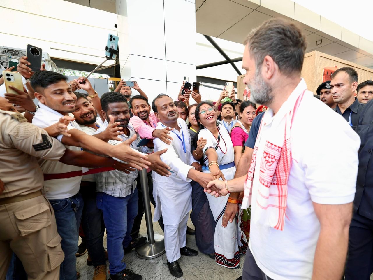 বৈঠকত অংশগ্ৰহণ কৰিছে দলৰ আটাইকেইগৰাকী বিধায়ক, সাংসদ তথা জিলা সভাপতিয়ে। PAC বৈঠকৰ পিছতে অনুষ্ঠিত হ'ব বিভিন্ন জাতি জনগোষ্ঠীয় নেতাৰ সৈতে মত-বিনিময়।