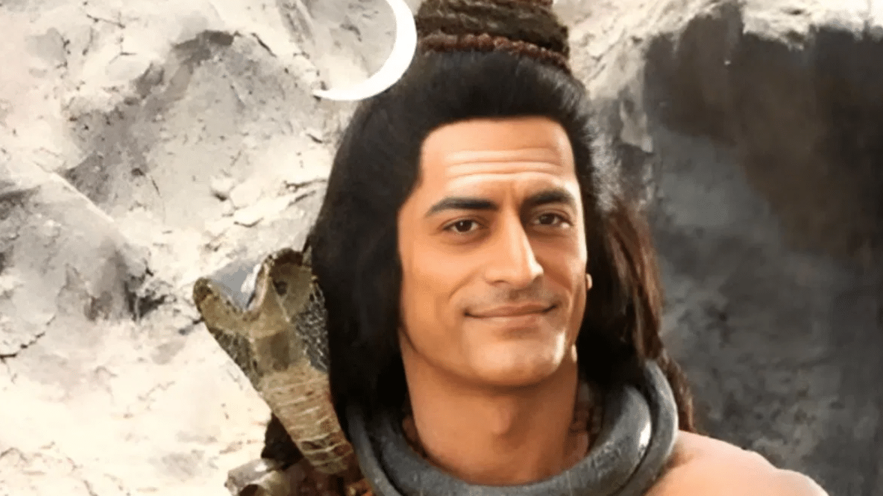 মোহিতে হিন্দু ধৰ্ম অনুসৰণ কৰে যদিও আন ধৰ্মকো সন্মান কৰে। জানিব পৰা মতে, তেওঁ যিদিনা শিৱৰ চৰিত্ৰটোৰ বাবে অফাৰ লাভ কৰিছিল সেই দিনাই পিতৃক হেৰুৱাইছিল। বাস্তৱ জীৱনতো তেওঁ ভগৱান শিৱৰ মহান ভক্ত আৰু তেওঁক পূজা কৰে। তেওঁৰ পিতৃও শিৱৰ ভক্ত আছিল। ইয়াৰোপৰি তেওঁ অমৰনাথ যাত্ৰাও কৰিছে।