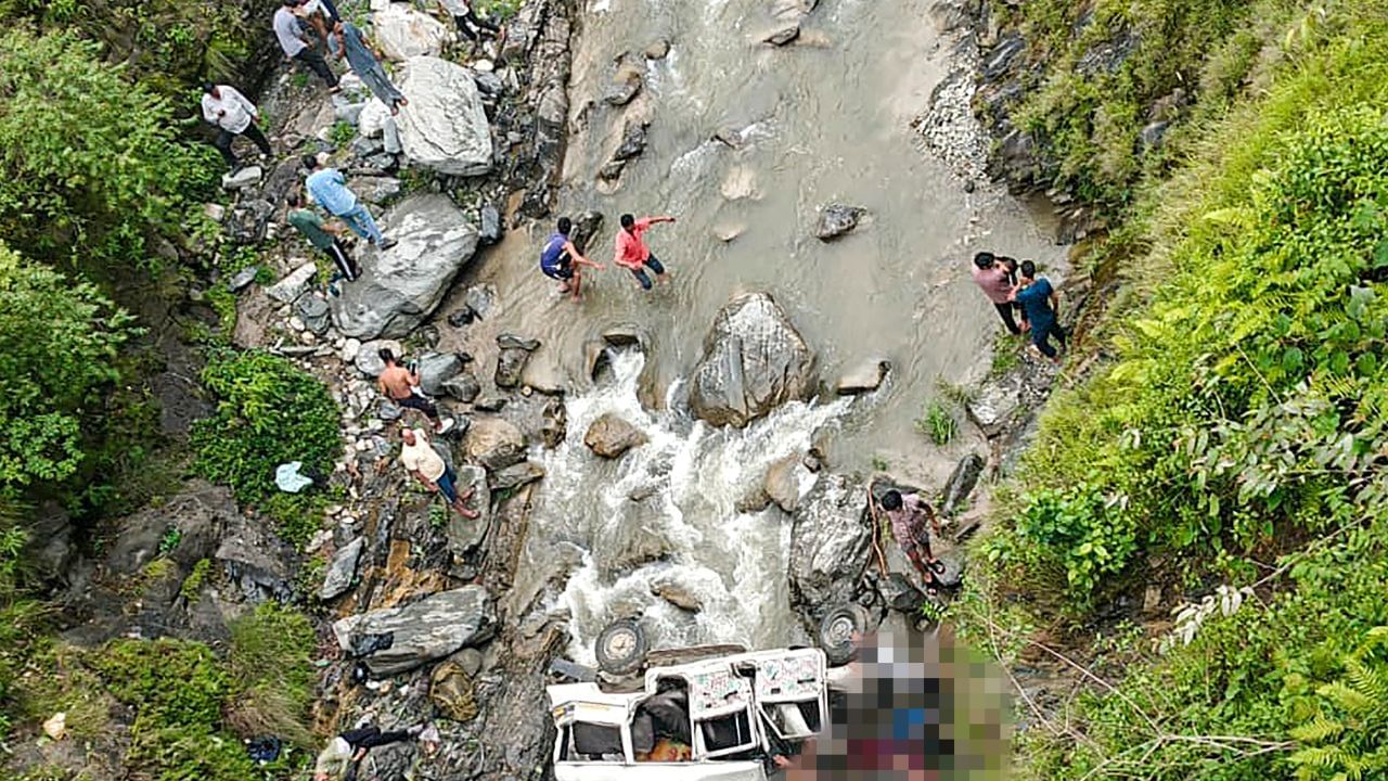 ১৫০ মিটাৰ তলত বাগৰি পৰিল বাহন, যাত্ৰী আছিল ১৩ গৰাকী, সৰহ সংখ্য়কৰেই মৃত্যু