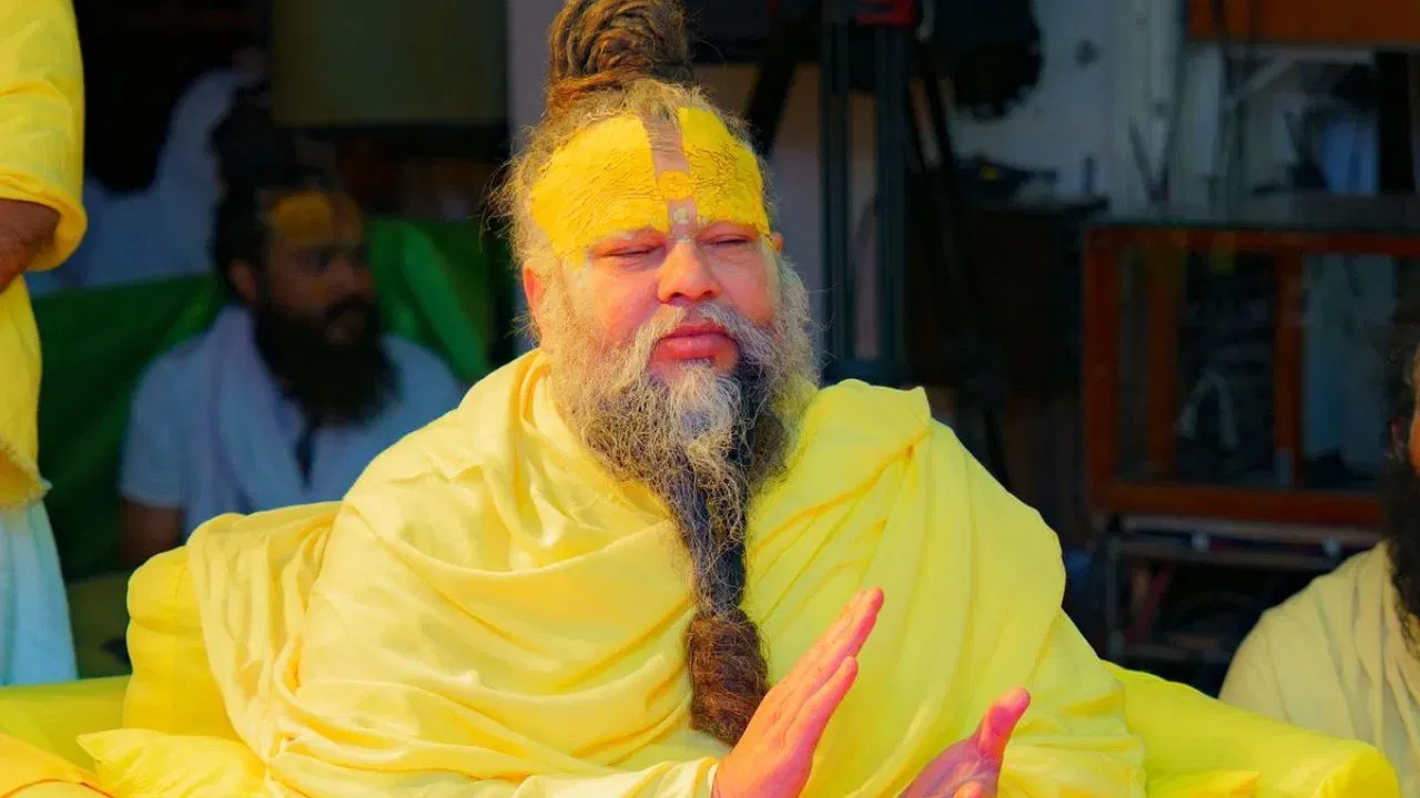 প্ৰেমানন্দ মহাৰাজে বুজাইছে যে, অহংকাৰে প্ৰায়ে আমাৰ বিপদবোৰ বৃদ্ধি কৰে। যেতিয়া আমি নম্ৰ হওঁ আৰু আমাৰ সীমাবদ্ধতাক চিনি পাওঁ, তেতিয়া আমি সহায় গ্ৰহণ কৰিবলৈ আৰু সমাধান বিচাৰিবলৈ অধিক মুকলি হওঁ।