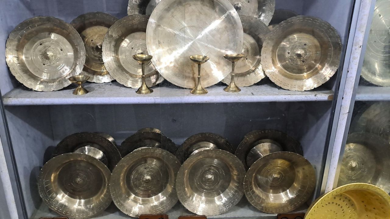 মুখ্যমন্ত্ৰীয়ে কয়, সৰ্থেবাৰীৰ কাঁহ শিল্পী সকলে আগতে GST দিব লগা হোৱা নাছিল, কিন্তু এতিয়া GST দিব লাগে। যিটো GST ৰাজ্যিক চৰকাৰৰ অংশ। এতিয়াৰে পৰা সৰ্থেবাৰীৰ কাঁহ শিল্পীসকলে আমাক জমা দিব আমি আমি উভতাই দিম।