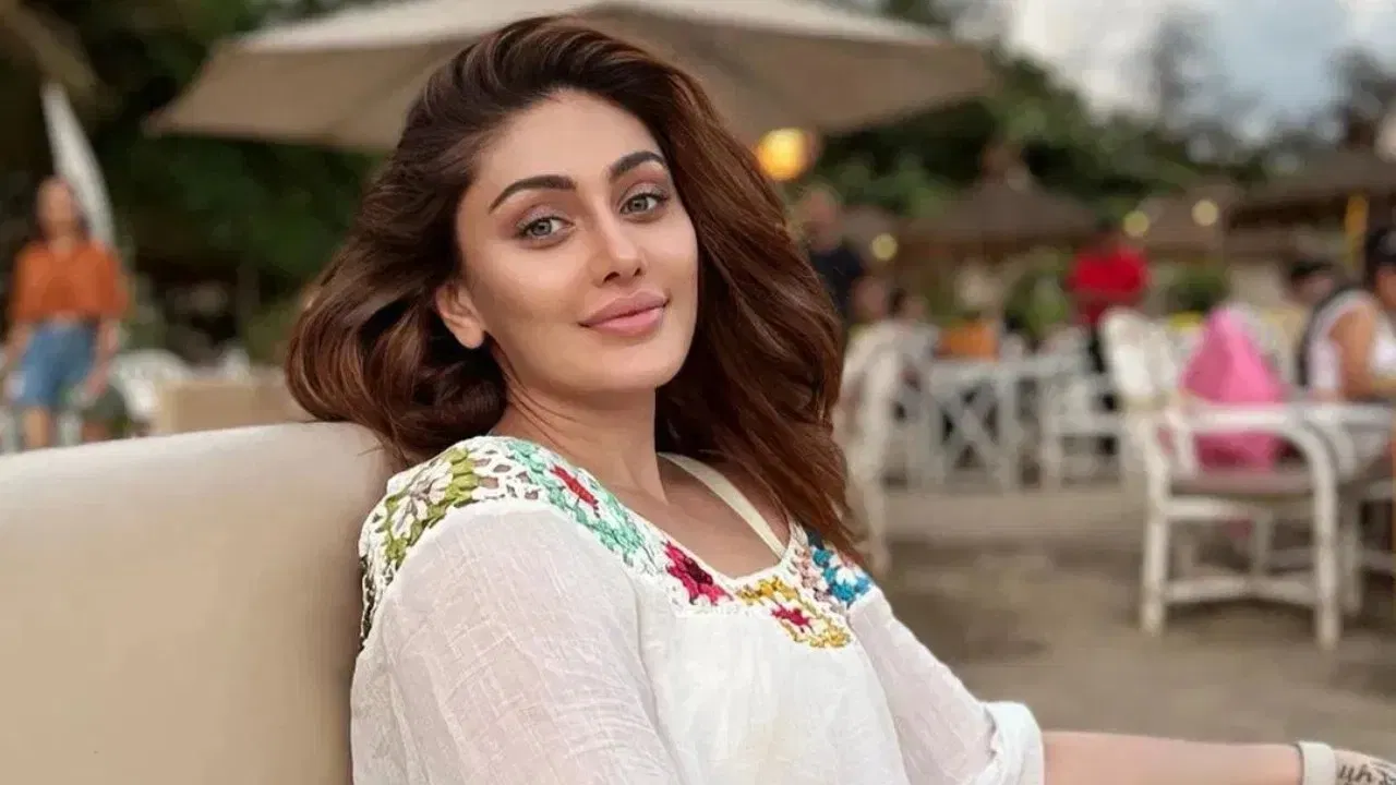 ‘কাটা লাগা গাৰ্ল’ নামেৰে খ্যাত শ্বেফালী জাৰিৱালাৰ মৃত্যুৱে সকলোকে আচৰিত কৰিছে। অনুৰাগীসকলে ২৭ জুনৰ নিশা এই খবৰটো পাই শোকস্তব্ধ হৈ পৰে। হাৰ্ট এটেকৰ ফলত মৃত্যু হোৱা বুলি কোৱা হৈছিল যদিও আৰক্ষীয়ে আন দিশৰ ফালৰ পৰাও তদন্ত চলাইছে।