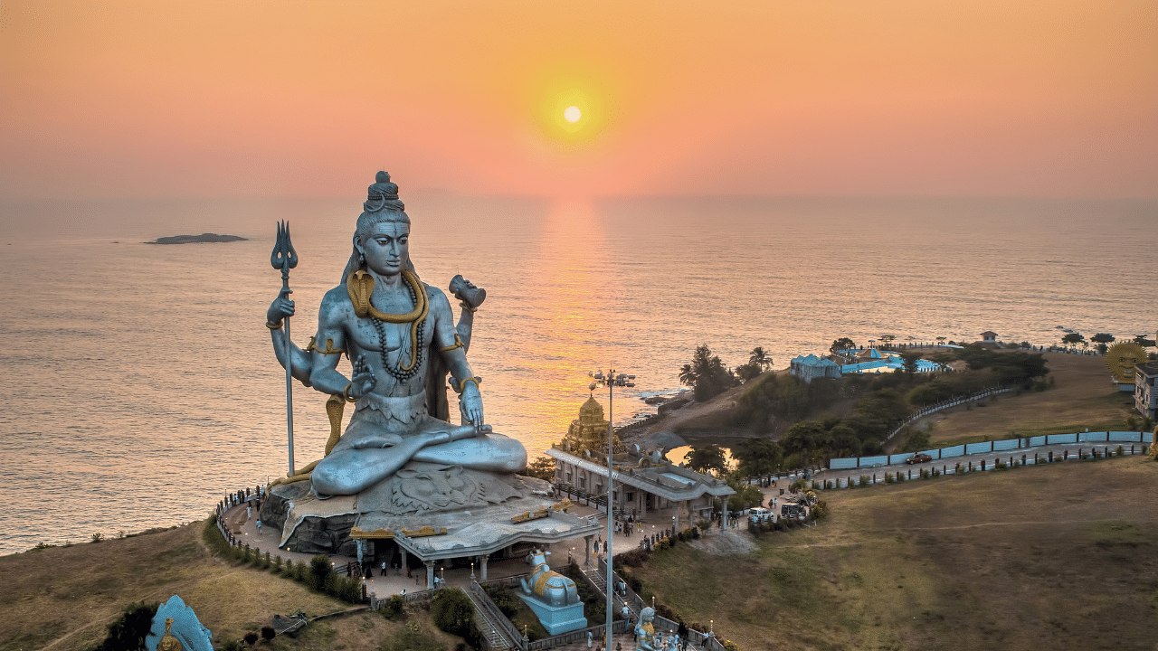 কিংবদন্তি অনুসৰি এসময়ত ভগৱান শিৱ, ভগৱান বিষ্ণু আৰু ভগৱান ব্ৰহ্মই এটা জ্যোতিৰ্লিংগৰ আৰম্ভণি আৰু অন্ত বিচাৰি আছিল। বহু চেষ্টাৰ অন্ততো যেতিয়া সেই জ্যোতিৰ্লিংগৰ আৰম্ভণি পোৱা নাছিল তেতিয়া ব্ৰহ্মাই কেতেকী ফুলক মিছা কথা ক'বলৈ কৈছিল।