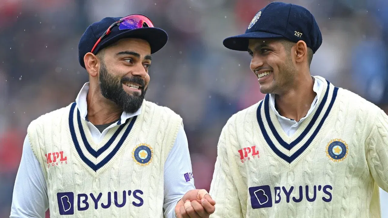 ইয়াৰ বাহিৰেও আন এটা বিষয়ত বিৰাট কোহলীৰ সমপৰ্যায়ত উপনীত হৈছে শুভমন। বিৰাট কোহলীয়ে টেষ্ট, এদিনীয়া আৰু T20Iকে ধৰি ১৩৮খন আন্তঃৰাষ্ট্ৰীয় মেচত ১৬টা শতক অৰ্জন কৰিছিল। এই ক্ষেত্ৰত শুভমান গীলেও নিজৰ অভিলেখ গঢ়িছে। টেষ্ট মেচৰ ৬২টা ইনিংছত ৭টা শতক অৰ্জন কৰিছে। ইয়াৰ বাহিৰেও তেওঁ এদিনীয়াৰ ৫৫টা ইনিংছত ৮টা শতক অৰ্জন কৰাৰ বিপৰীতে ২১খন T20Iত এটা শতক অৰ্জন কৰিছে। এইদৰে গীলে এতিয়ালৈকে ১৩৮টা ইনিংছত ১৬টা শতক অৰ্জন কৰিছে। (Photo-Stu Forster/Getty Images)