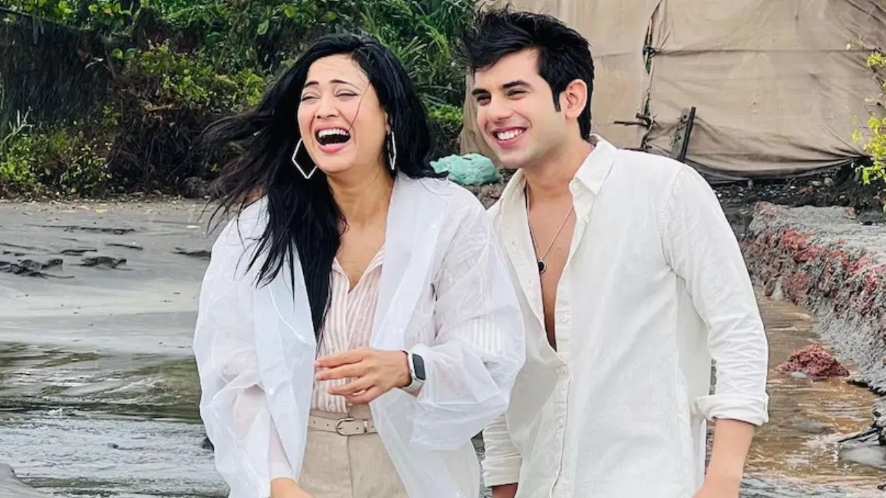 অৱশ্যে শ্বেতা তিৱাৰীৰ সৈতে শ্বেয়াৰ কৰা ফটোখনত বৰুণ কস্তুৰিয়াই কেপচনত হেচটেগ দি লিখিছিল ‘মা আৰু পুত্ৰ’। শ্বেতা আৰু বৰুণে একেলগে কাম কৰিছিল ‘অপৰাজিতা’ ধাৰাবাহিকত। শ্বেতাই এই অনুষ্ঠানত অভিনেতা গৰাকীৰ শাহুৱেকৰ চৰিত্ৰত অভিনয় কৰিছিল।