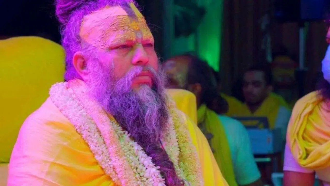 যেতিয়া এজন ব্যক্তিয়ে নিজৰ পূজাক আনৰ লগত তুলনা কৰে আৰু আনে "অধিক" পাইছে বুলি ভাৱে, তেতিয়া তেওঁৰ মাজত ঈৰ্ষা আৰু অসন্তুষ্টিৰ সৃষ্টি হয়। এই তুলনাই তেওঁক নিজৰ ভক্তিৰ পৰা আঁতৰাই আনি দুখৰ সৃষ্টি কৰে।