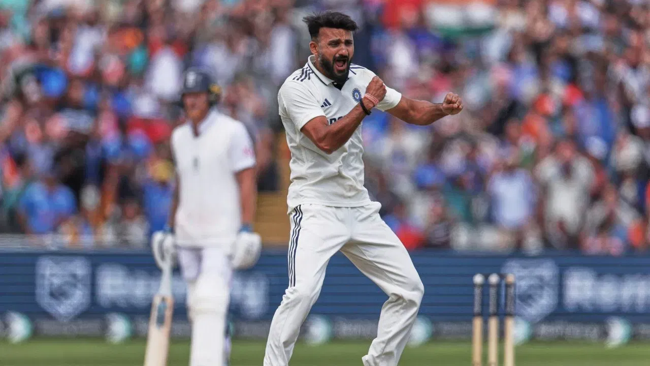 এই মেচত আকাশ দীপে নিজৰ বলিঙৰ জৰিয়তে এক চাঞ্চল্যৰ সৃষ্টি কৰিছিল। প্ৰথমবাৰৰ বাবে ইংলেণ্ডৰ খেলপথাৰত খেলি তেওঁ নিজৰ দ্ৰুত আৰু সঠিক বলিঙৰ দ্বাৰা বিপক্ষৰ বেটছমেনক বহুত অশান্তি দিছিল। প্ৰথম ইনিংছত হেৰী ব্ৰুকৰ দৰে ডাঙৰ বেটছমেনৰ উইকেটকে ধৰি চাৰিটা গুৰুত্বপূৰ্ণ উইকেট দখল কৰে। একে সময়তে দ্বিতীয় ইনিংছত ৫টা উইকেট দখল কৰিবলৈ সক্ষম হয়। (PHOTO CREDIT- PTI)
