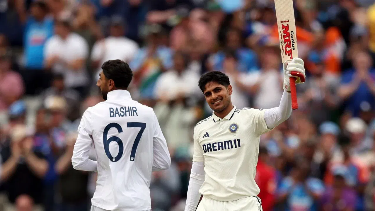 এই মেচখনত শুভমন গিলে নিজৰ অধিনায়কত্ব আৰু বেটিং কৰি সকলোকে আপ্লুত কৰিছিল। প্ৰথম ইনিংছত তেওঁ ২৬৯ ৰানৰ উজ্জ্বল ইনিংছ খেলিছিল, যিটো ইংলেণ্ডৰ যিকোনো ভাৰতীয়ৰ সৰ্বাধিক স্ক’ৰ। দ্বিতীয় ইনিংছত তেওঁ ১৬১ ৰানৰ বৰঙণি আগবঢ়ায়। যিয়ে ইংলেণ্ডৰ সন্মুখত ভাৰতে ৬০৮ ৰানৰ বিশাল লক্ষ্য নিৰ্ধাৰণ কৰে। যাৰ বাবে তেওঁ এই জয়ৰ আটাইতকৈ ডাঙৰ নায়ক আছিল। (PHOTO CREDIT- PTI)
