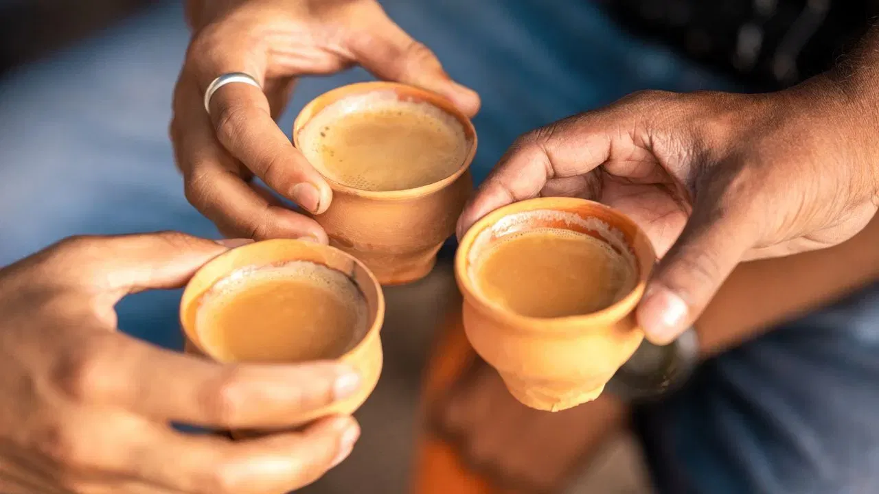 পুৱা খালী পেটত গাখীৰ চাহ খাই নেকি? তেন্তে হ’ব পাৰে বিপদ, জানক বিশেষজ্ঞৰ পৰা সকলো… পুৱা খালী পেটত গাখীৰ চাহ খাই নেকি? তেন্তে হ’ব পাৰে বিপদ, জানক বিশেষজ্ঞৰ পৰা সকলো…