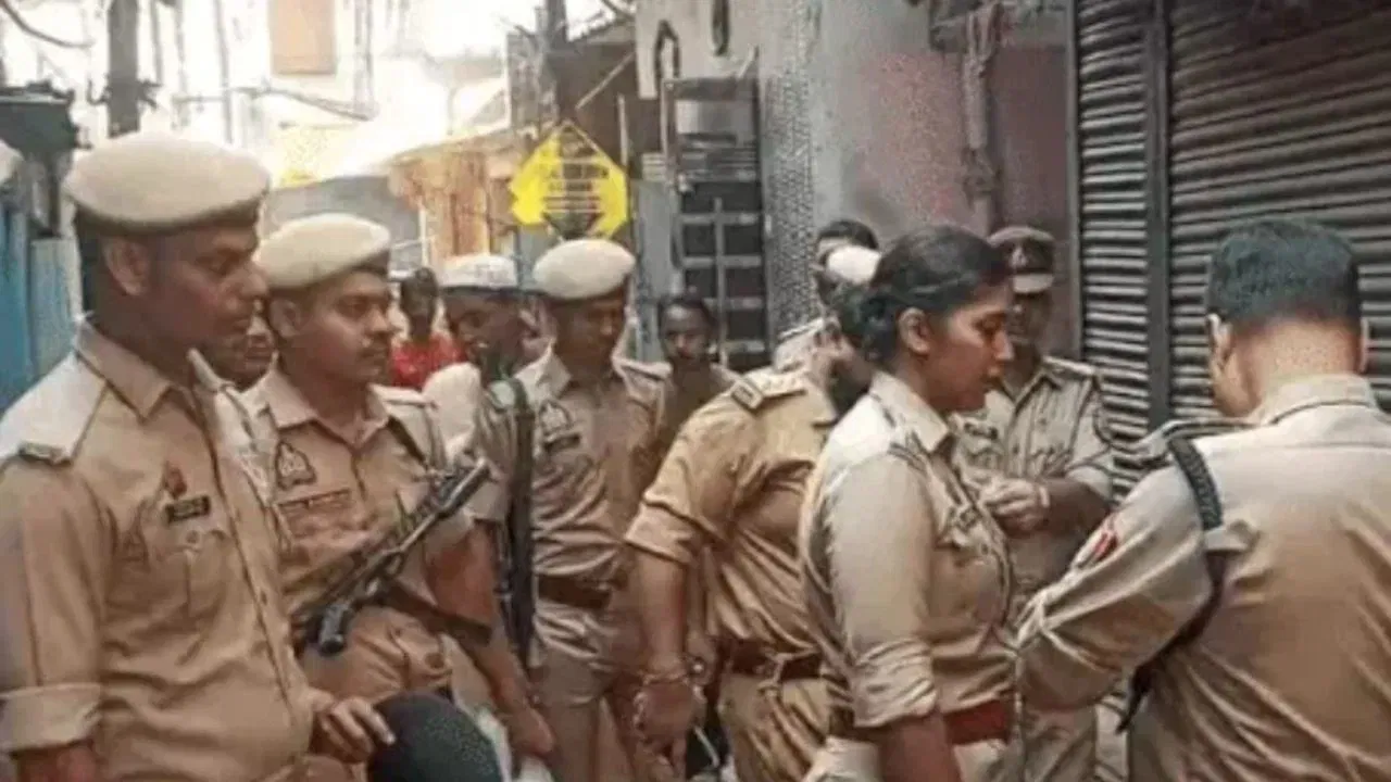 প্ৰথমে খাবলৈ দিলে সুৰা, পাছত পৃথক কৰিলে মূৰ…পুনৰ পত্নী আৰু অবৈধ প্ৰেমিকৰ কু-কাণ্ড পোহৰলৈ… প্ৰথমে খাবলৈ দিলে সুৰা, পাছত পৃথক কৰিলে মূৰ…পুনৰ পত্নী আৰু অবৈধ প্ৰেমিকৰ কু-কাণ্ড পোহৰলৈ…