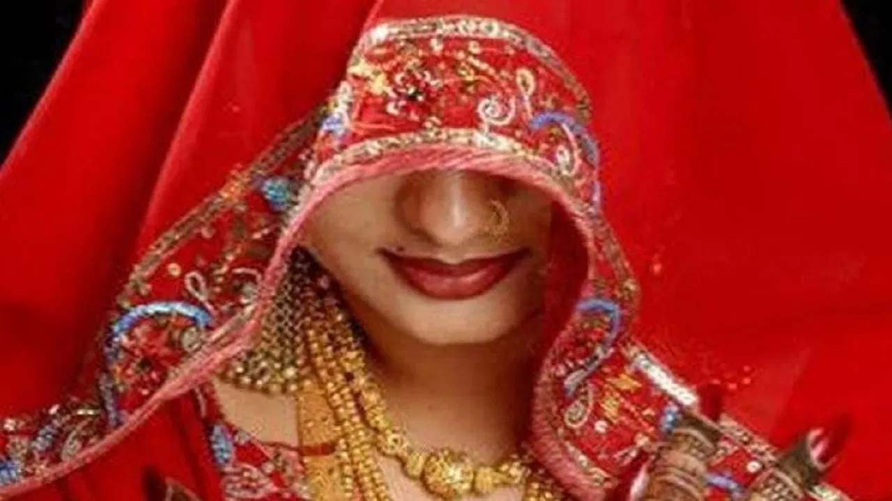 পত্নীক পঢ়োৱাৰ নামত খৰচ কৰিলে ৫ লাখ টকা! চাকৰি লাভৰ পাছতেই দিলে এৰি, এতিয়া স্বামী থাকে ভাড়াঘৰত… পত্নীক পঢ়োৱাৰ নামত খৰচ কৰিলে ৫ লাখ টকা! চাকৰি লাভৰ পাছতেই দিলে এৰি, এতিয়া স্বামী থাকে ভাড়াঘৰত…