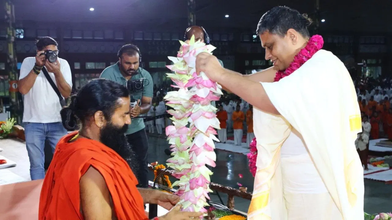 কেৱল আমাৰ দেশে সমগ্ৰ বিশ্বক নতুন দিশলৈ নিব পাৰিব, ভাৰত হ’ব বিশ্বগুৰুঃ বাবা ৰামদেৱ কেৱল আমাৰ দেশে সমগ্ৰ বিশ্বক নতুন দিশলৈ নিব পাৰিব, ভাৰত হ’ব বিশ্বগুৰুঃ বাবা ৰামদেৱ