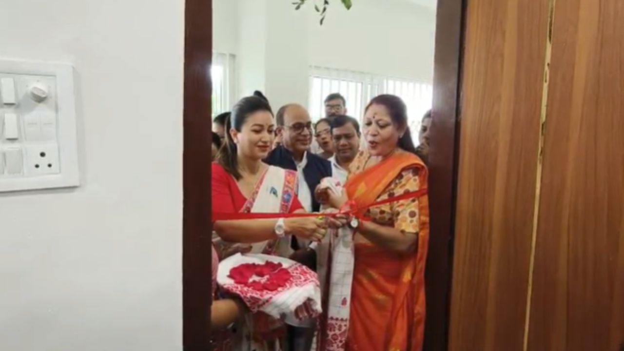 ইফালে, মহিলা আয়োগৰ দায়িত্ব পালন কৰাৰ সমান্তৰালভাৱে ৰাজনীতিৰ ক্ষেত্ৰতো আগুৱাই যোৱাৰ কথা সদৰী কৰিছে আঙুৰলতা ডেকাই ৷