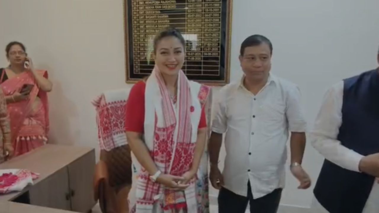 একে সময়তে নাৰী সৰবৰাহৰ বিৰুদ্ধেও গুৰুত্বপূৰ্ণ ভূমিকা পালন কৰা আশ্বাস দিছে আঙুৰলতা ডেকাই। ইতিমধ্যে বহুকেইটা NGOৰ লগত কথা পতাৰ কথা সদৰী কৰিছে আঙুৰলতা ডেকাই।