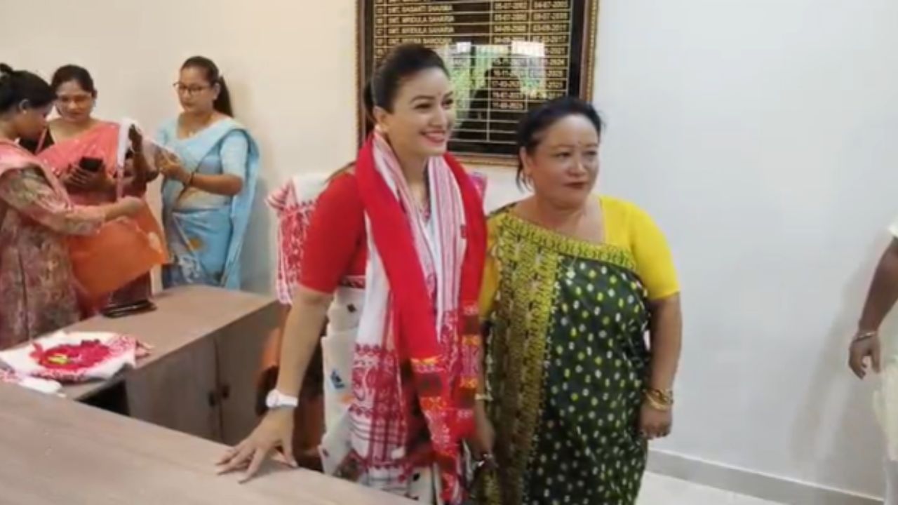 ১০-১৫ দিনৰ ভিতৰত মহিলাৰ বাবে হেল্প লাইন নম্বৰ আৰু ৱাটছ আপ নম্বৰ মুকলি কৰাৰ আশ্বাস দিয়ে আঙুৰলতা ডেকাই। তেওঁ কয় যে, মহিলা আয়োগত বহু কৰিবলগীয়া কাম আছে। সকলো কাম পৰ্যায় ক্ৰমে আগবঢ়াই নিয়া হ'ব বুলি কয় আঙুৰলতা ডেকাইয