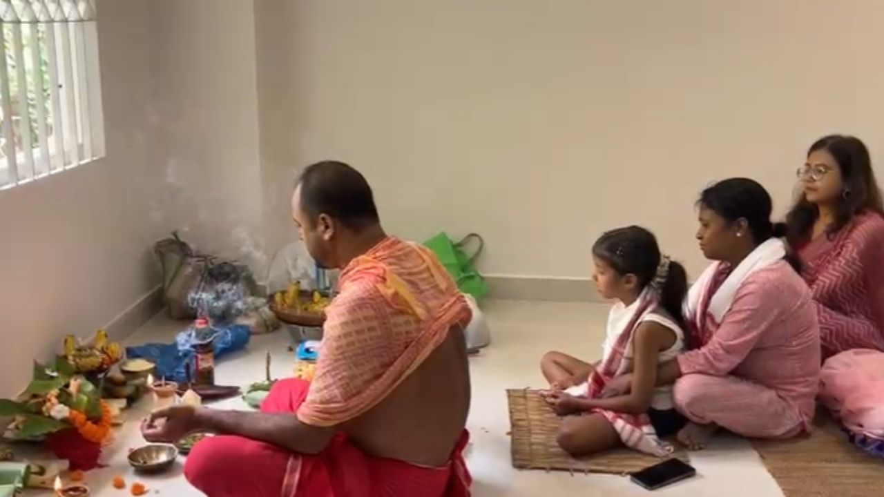 প্ৰথমে মাংগলিক কাৰ্যসূচী, ইয়াৰ পাছতে অসম মহিলা আয়োগৰ অধ্যক্ষা হিচাপে আনুষ্ঠানিক দায়িত্ব গ্ৰহণ আঙুৰলতা ডেকাৰ। মহিলা আয়োগৰ অধ্যক্ষৰ দায়িত্ব লৈ মহিলা আয়োগক পুনৰুজ্জীৱিত কৰাৰ সংকল্প আঙুৰলতা ডেকাৰ।