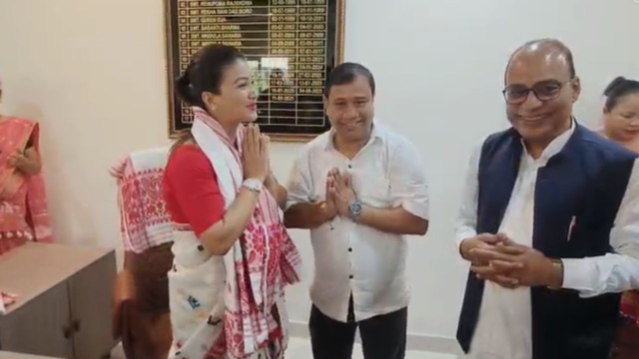মহিলাসকলৰ প্ৰতিটো সমস্যাৰ ক্ষেত্ৰত অসম মহিলা আয়োগ কাষত থকাৰ প্ৰতিশ্ৰুতি অঙুৰলতা ডেকাৰ। দায়িত্ব গ্ৰহণ কৰি মহিলাসকলৰ জমা হৈ থকা গোচৰসমূহো শীঘ্ৰে নিষ্পত্তিৰ বাবে আৰক্ষী সঞ্চালক প্ৰধানৰ সৈতে শীঘ্ৰে আলোচনাত মিলিত হোৱাৰ কথা সদৰী আঙুৰলতা ডেকাৰ।